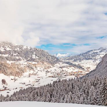 Berggebiet im Spannungsfeld von Schutz und Nutzung - Das verschneite Saanenland. FOTO: CORINNA MÜLLER