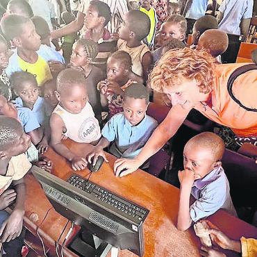 Grosses Engagement in kleinem Dorf - Die Computer wurden von den Schulkindern in Chamilala mit Freuden angenommen. FOTOS: ZVG