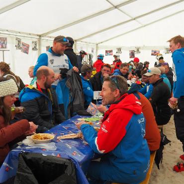 Top Wettkampfbedingungen, Sonnenschein, starke Rennfahrer und ein Fest à la Skiclub Grund