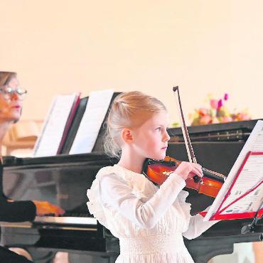 So fängts an - Für Mila Artemieva, die das Geigenspiel am Klavier begleitete, war es nicht ganz einfach, den Einsatz zu geben, denn Jolina Gobeli stand mit dem Rücken zu ihr und musste noch dazu anfangen. Mit Bravour geliefert.