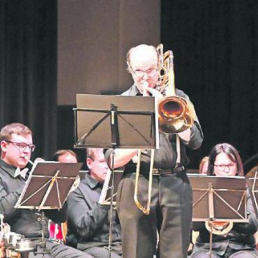 Brass Band «Harmonie» Saanen unterwegs auf dem Broadway - Wohl einzigartig: ein Posaune spielender Milchmann Tewje, die Hauptfigur aus dem Musical «Anatevka».