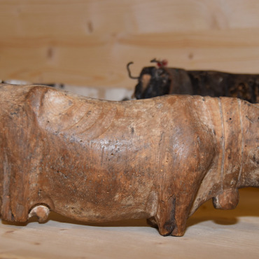 «Vehschau» im Museum - Diese Holzkuh stammt aus dem 18. Jahrhundert. 