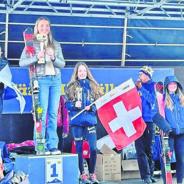 Super Resultate im internationalen Vergleich - Larina von Siebenthal (mit Schweizerfahne) reihte sich mit der Bronzemedaille ein ins internationale Feld der schnellsten Mädchen U16 im Riesenslalom. Auch Maria Schmid (rechts) machte mit Rang 5 auf sich aufmerksam. FOTOS: ZVG