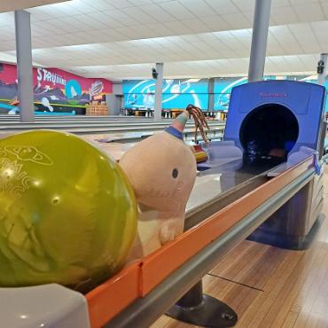 Tolles Cevi-Skiweekend mit Sport, Spiel und Spass - Unser Maskottchen Thomas hat auch Spass am Bowlen.