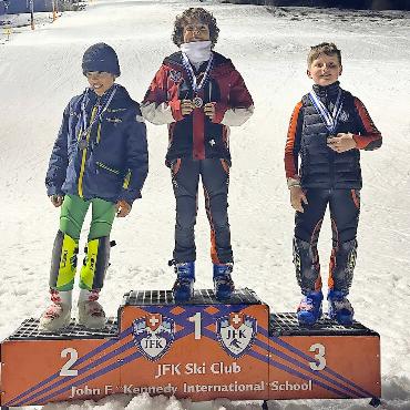 JFK Ski Club Slalom Challenge by night – Zweifachsiege bei den Mädchenkategorien - Die Schnellsten der jüngsten Knaben.
