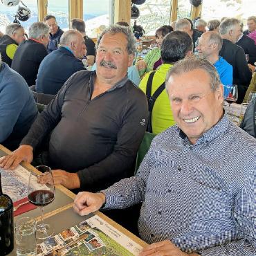 Freude herrschte am BOSV-Skitag - Klaus Mösching, Skiklub Grund, und Hanspeter Wenger, CEO Bergbahnen Meiringen Hasliberg AG, freuen sich auf den Hasli-Kuchen.