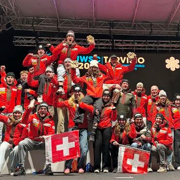 Junioren-Ski-WM-Silber geht nach Gstaad - Jack Spencer (rundes Foto und grosses Bild, links, auf den Schultern seiner Teamkollegen) holte gemeinsam mit Gabin Janet (rechts neben Spencer) Silber in der Teamkombination an der Junioren-WM. FOTOS: ZVG