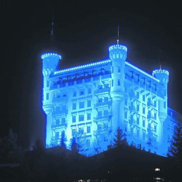 Blaues Palace: Weltweite Kampagne macht auf Myalgische Enzephalomyelitis aufmerksam - Am 12. Mai leuchtet das Hotel Gstaad Palace blau für ME-Betroffene. FOTO: ZVG