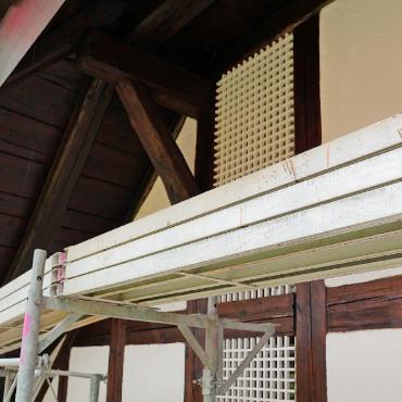 Im Estrich entsteht Raum für eine WG - Die neuen Fenster beim damaligen Estrich wurden in Abstimmung mit der Denkmalpflege gestaltet.