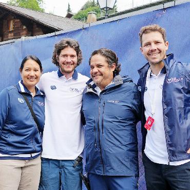 Players Service in Gstaad: Fränzi Steffen im Einsatz - Kennen sich gut: Mitarbeitende aus verschiedenen Ressorts des Turniers: V.l. Fränzi Steffen (Ressort Players Service), Louis Bach (Ressort ATP Office Prize Money), Michi Tschanz (Ressort Ballkids), Andreas Fend (Ressort ATP Office Prize Money). FOTOS: JONATHAN SCHOPFER
