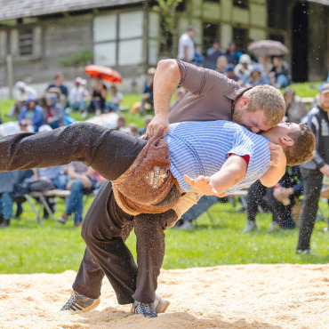 Die Schwingsaison hat begonnen - Aellen Florian gegen Thöni Pius am Ballenbergschwinget.