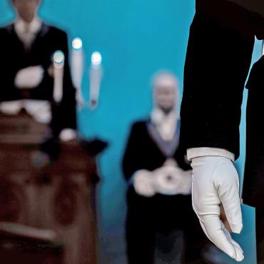 Zwischen Tradition und Zeitgeist – ein Blick in die Welt der Freimaurerei - Wer neu in die Loge aufgenommen wird, hat den Grad des Lehrlings inne, erkennbar am Lehrlingsschurz. FOTOS: ZVG