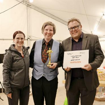 Erfolgreicher Musiktag für die Brass Band «Harmonie» Saanen und die Musikgesellschaft Gstaad - Links: Die Präsidentin der BBHS, Sandra Jost (Mitte), und Dirigent Michael Bach nehmen den «Oscar» für den besten Filmmusikvortrag in Empfang. FOTO: ZVG MG OBERWIL