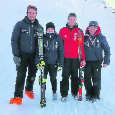 Ein Skisportwochenende - Auf den Resultaten, die Maria Schmid und Luca Grossenbacher (Mitte) an den interregionalen Rennen in Andermatt einfuhren, können die beiden gemeinsam mit ihren Trainern aufbauen. FOTO: ZVG