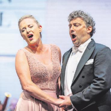 Das Festivalzelt wird zum Opernhaus - Leonore/Fidelio und Florestan sind wieder vereint: Sinéad Campbell-Wallace und Jonas Kaufmann.