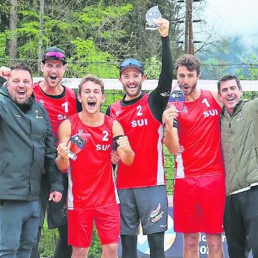 Schweizer Beachvolleyballer schaffen Finaleinzug - Sie nutzten den Heimvorteil: (v. l.) Adrian Heidrich, Yves Haussener, Quentin Mètral und Leo Dillier, umrahmt von ihren Coaches Lukasz Fijalek (ganz links) und Daniel Wood. FOTO: ZVG