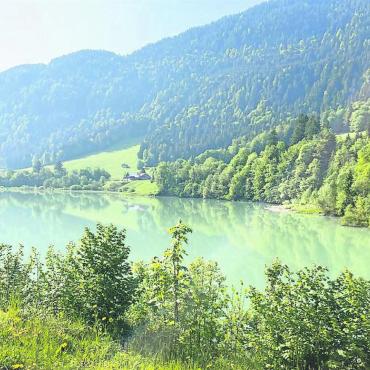 Auto nach Frontalkollision in Saane gestürzt – mutmasslicher Autolenker tot geborgen - Am Sonntagnachmittag fanden die Einsatzkräfte einen Mann im Lac du Vernex. Er konnte nur noch tot geborgen werden. FOTO: ANITA MOSER