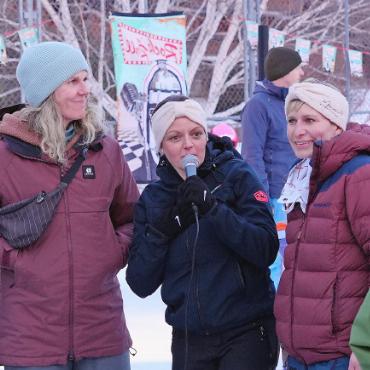 Fröhliches Gewusel auf dem Eis - Die drei Organisatorinnen: vl. Sonja Haldi, Rebecca Buchs und Judith von Grünigen.