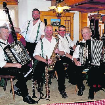 Das Vereinsleben leben und vorleben - So kennt man die Walkers am besten: als Familienkapelle. Das Musizieren im Familienverband hält Papa Christian (rechts) jung. Seine Jungs (von links): Herbert, Christof, Bruno und Stefan.