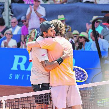 Swiss Open Gstaad 2024 in Bildern - Freundschaftliche Umarmung nach dem Halbfinal: Berrettini (links) und Tsitsipas.