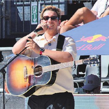 Das Swatch Beach Pro Gstaad - ein Beachvolleyballfest - Marius Baer überraschte mit seiner Variation der Schweizer Hymne.