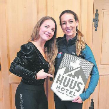 Barbara Klossner gewinnt den Hauptpreis der Saanen-Geissebon-Verlosung - Links: Mirka Czybik vom HUUS Hotel Gstaad Saanen überreicht der glücklichen Gewinnerin Barbara Klossner (links) die frohe Botschaft über den von ihnen gespendeten Hauptpreis: einen Gutschein für zwei Übernachtungen mit Frühstück im HUUS Hotel Gstaad Saanen für zwei Personen. Beide haben sich riesig gefreut – Barbara Klossner über den gewonnenen Preis und Mirka Czybik, dass sie die «Miss Helvetia» in ihrem Hotel beherbergen darf. FOTO: ZVG