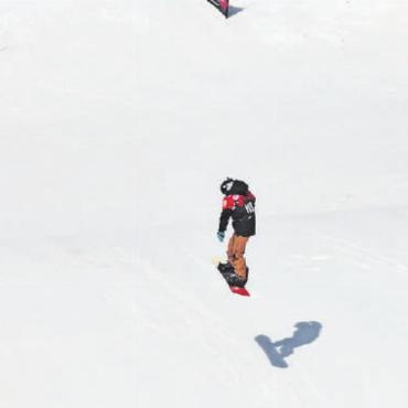 Schweizermeisterschaften im Boardercross - Basil Iseli mitten im Sprung, sein Schatten folgte ihm. Beide strauchelten nicht. FOTOS: PETER NOTZ