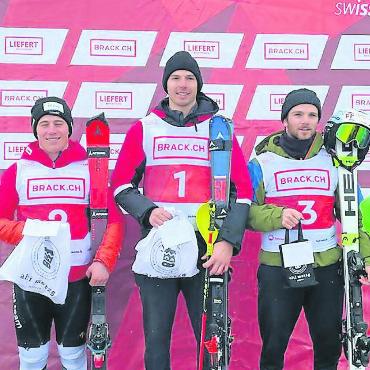 Luc Herrmann gewinnt FIS-Slalom am Schilthorn - Luc Hermann (Mitte) vom SC Schönried holt sich den Sieg beim FIS-Slalom am Schilthorn. FOTO: BOSV