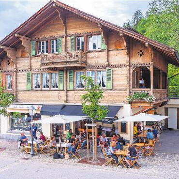 Wieder eins weniger - Das Bro’s Gstaad, rege besucht und für viele ein Begegnungsort. Ab April 2023 stellt sich einmal mehr die Frage: Wohin zum Feierabendbier? FOTO: ZVG