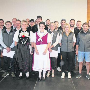 Meisterlandwirte und -landwirtinnen diplomiert - Die Absolventinnen und Absolventen der höheren Fachprüfung zu Meisterlandwirten. FOTO: ZVG