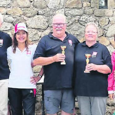 Bowls Club Gstaad 2022 – intern, national und international mit guten Resultaten - Podest des Turniers vom 14. September, von links: 2. Rang, BCG Triples Team, Beat Matti, Barbara Paroni und Sitanan Zaller, 1. Rang Pairs Team des BC Gstaad mit Markus und Christine Tschanz, 3. Rang, BCG Pairs Susanne Perreten und Martin Siegenthaler.