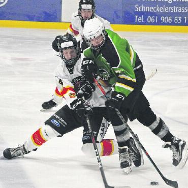 HC Gstaad-Saanenland: Ligameister und Aufsteiger - Es war ein physisches Spiel: Niklas Zeller im Zweikampf mit dem Stürmer vom EHC Zunzgen-Sissach. FOTOS: NICOLAS GEISSBÜHLER