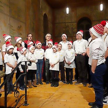 Stimmungsvoller Start in die Adventszeit - Jungjodlerchörli Saanenland. FOTOS: ZVG