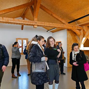 Kunst als Botschafterin - Die niederländische Künstlerin Vibeke Mascini, in der Bildmitte (rechts) im Gespräch mit einer Besucherin, war am Eröffnungswochenende vor Ort und erklärte ihre Absichten und Ideen zur Energiegewinnung aus unkonventionellen Quellen.