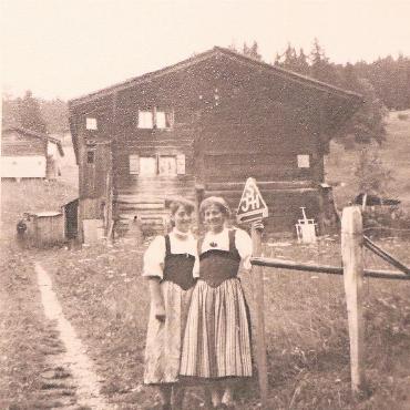 Frühere Jugendherbergen in Lauenen und im Turbach - Marcel Reichenbachs Tante und Grossmutter mit dem Schweizer-Jugendherbergen-Schild vor dem Haus im Fängli, wo sich die Gäste anmelden mussten. Etwa um 1955. FOTOS: ZVG