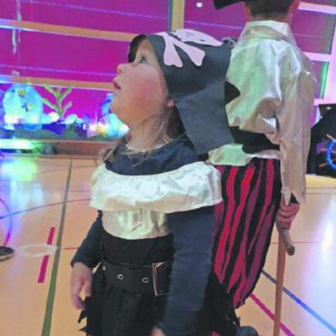 In Gsteig lebt nochmals die Fasnacht auf - … und eine süsse Piratin.