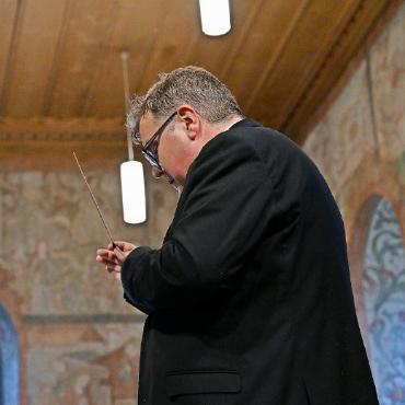 Ungebremste Begeisterung für Musik im Saanenland - Dirigent Michael Bach.