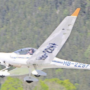 Einmal selber ein Flugzeug fliegen - Der Motorsegler «Super Dimona» über dem Flugplatz Zweisimmen, gesteuert von einem Cockpit-Schnupperlehrling. FOTOS: ZVG