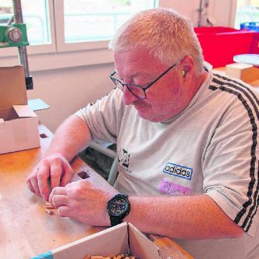 Grosse Begeisterung in den neuen Werkstätten der Alpenruhe - Hansruedi S. war lange Zeit Koch und ist jetzt für einen Monat in der Alpenruhe. Neben dem Holzatelier hat er auch in der Verpackung ausgeholfen. Auf Anfang August darf er in die Bergquelle nach Zweisimmen zügeln. Er sei gespannt, was er dann arbeiten könne. Nach einiger Zeit möchte er wieder in das Berufsleben zurückkehren, «aber sicher nicht als Koch!», meint er.