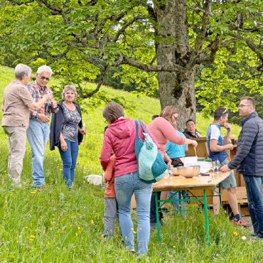 Feierliche Einweihung des XXL-Fondue-Caquelons in Gsteig - Einweihungsapéro beim Caquelon.
