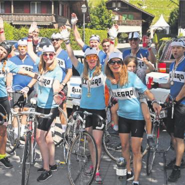 Letzter Bergkönig … in Gstaad - Allen Grund zum Jubel: Das Team Allegro räumte nicht nur den «Best-Style»-Preis ab, sondern all seine Mitglieder kamen auch unfallfrei ins Ziel und wurden mit einer Teilnehmermedaille, Raclette und Bier in Empfang genommen. FOTO: JENNY STERCHI