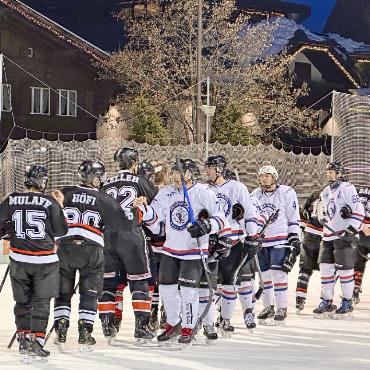EHC Koppigen unschlagbar am 23. Senioren Hockeyturnier - Dank für ein faires Spiel zwischen den Gstaadern und Kanadiern. Keller war an der Nummer 22 und seinem Namen auf dem Trikot gut zu erkennen. Wer allerdings «Höfi» und «Mulaff» im Gstaader Team wirklich sind, erschliesst sich dem Unwissenden nicht so einfach. Doch so kommt man auf der Tribüne ins Gespräch.