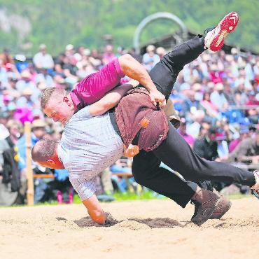 Aellen Florian und Annen Dominic holen sich den Kranz am Oberländischen Schwingfest - Annen Dominic gegen Rolli Martin.