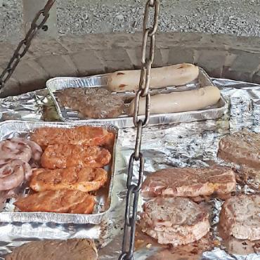 Heimwehsaaner:innen versammelten sich zum Brätliabend - Reich bestückter Grill.