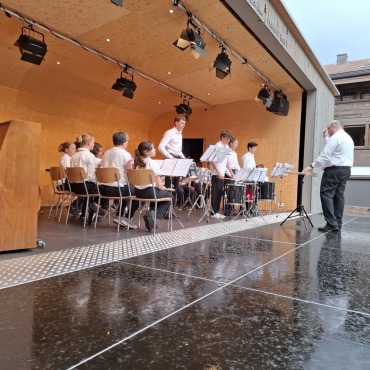 Saaner-Proms-Musikpavillon «Markus S. Bach» eingeweiht - Die Jugendlichen des neu gegründeten «BrassWindPerckProject 2025» aus den Musikgesell-schaften Saanenland und Simmental liessen ihren Dirigenten Hanspeter Janzi nicht im Regen stehen und sorgten für kräftigen Applaus für ihre Vorträge.