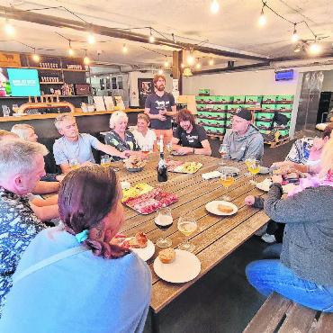 Kulturstammtisch in der Bierbrauerei - Stehend in der Bildmitte begrüsst Björn Thoma, Bierbrauer und Gründer der Simmentaler Bierbrauerei, seine Gäste. Rechts steht Beatrice Fridelance, Präsidentin des Kulturrates. FOTO: KEREM MAURER