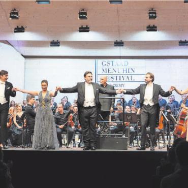Das Festivalzelt wird zum Opernhaus - Der verdiente Schlussapplaus für das grosse gesamte Opernensemble. FOTOS: RAPHAËL FAUX/GSTAADPHOTOGRAPHY.COM