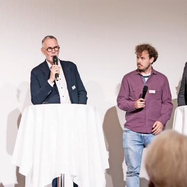Wechsel an der Spitze der Volkswirtschaft Berner Oberland - Die Podiumsteilnehmenden v.l.: Anna Jobin, Präsidentin der Eidgenössischen Medienkommission, Richard Müller, Verleger «Frutigländer», Oliver Grunder, Redaktionsleiter «Radio BeO» und Manuel Honegger, Geschäftsleitungsmitglied «Radio BeO». FOTOS: KEREM MAURER