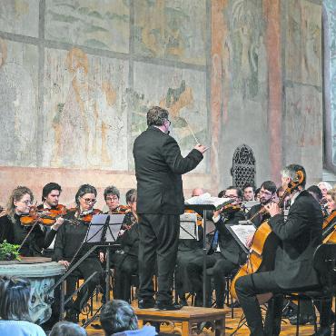 Wunderschöne Musik und ein Abschied - Michael S. Bach motiviert das Orchester, das freudig mitgeht. FOTOS: PHILIPPE CHEVALIER