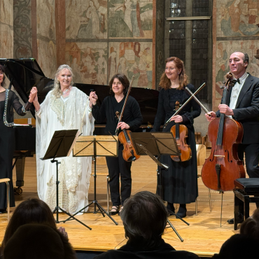Mozart-Sternstunde im Schneesturm - Schlussapplaus für Elizabeth Sombart und das «Quatuor Résonnance», die mit «Mozart forever» das 20‑Jahre‑Jubiläum des Festivals in Saanen krönen. (Fotos: Illyria Pfyffer)